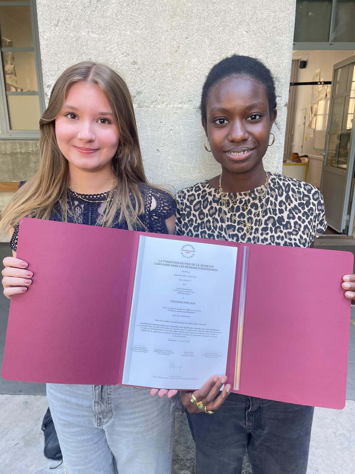 Elisa et Dieynaba avec prix